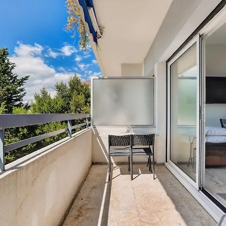 Modern With A Balcony - Comfort & Peace شقة كان