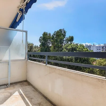 Modern With A Balcony - Comfort & Peace شقة