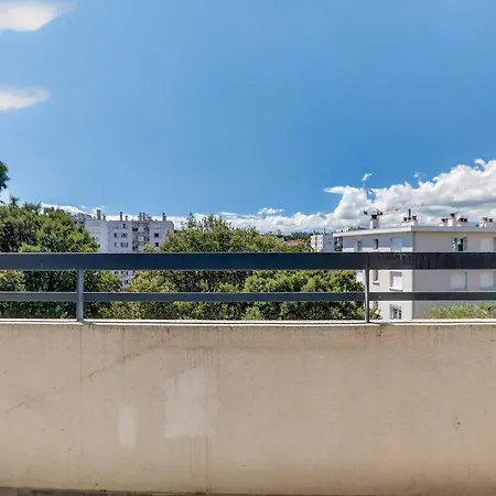 Modern With A Balcony - Comfort & Peace شقة كان